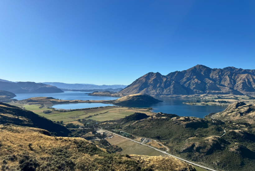 New Zealand best walks - Diamond lake with lake Wanaka and mountains in the background