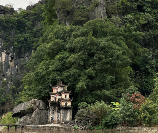 Best places to visit Vietnam - Tam coco temple on a lake with trees