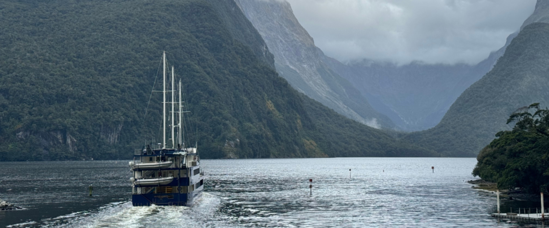 Milford Sound cruise, boat sailing through the fiord