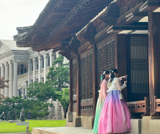 Seoul trip itinerary, Palace with people dressed up in bright coloured dresses