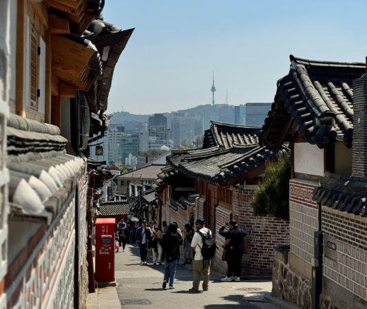 Seoul trip itinerary, old street in Seoul with older buildings